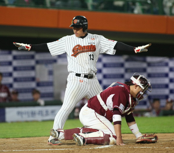 6회 용덕한의 적시타로 홈으로 파고들며 역전하고 있다